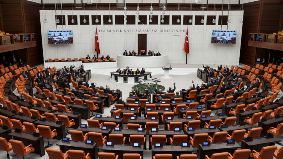 Vekiller maaşlarını depremzedelere bağışlıyor