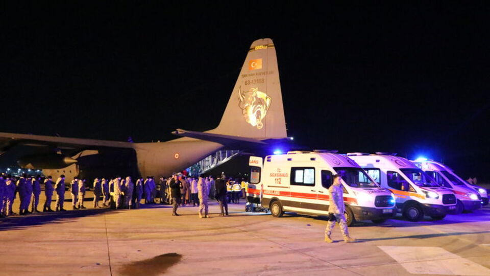 46 depremzede tedavileri için İzmir'e getirildi