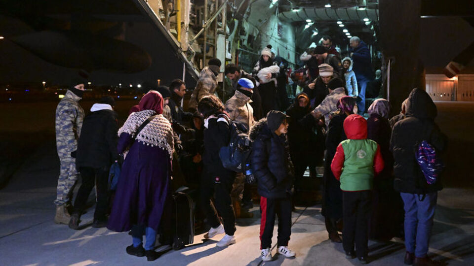Depremzedeler TSK'nın kargo uçağıyla İstanbul'a getirildi