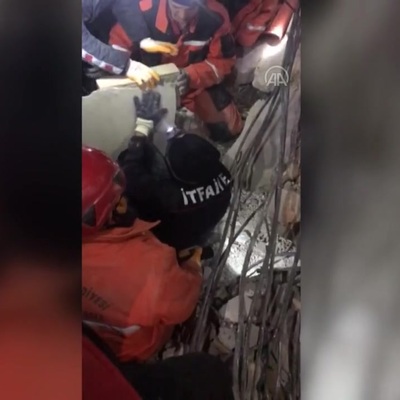 7 yaşındaki Asya 95 saat sonra enkazdan çıkarıldı