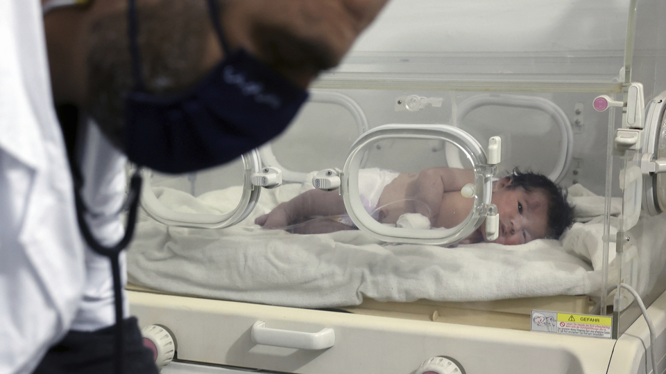 Dünyaya gözlerini enkaz altında açtı: Binlerce kişi evlat edinmek istiyor