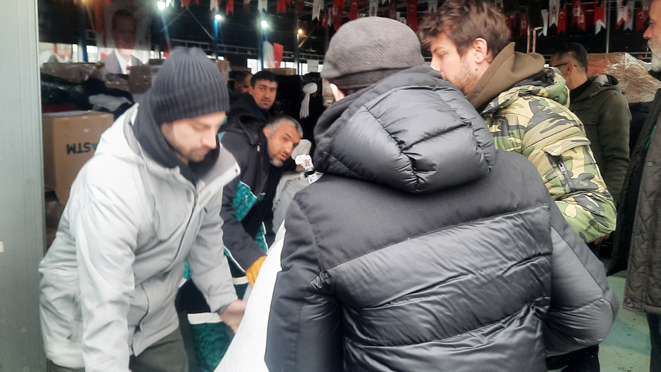 Oyuncular deprem yardım çalışmalarına katıldı