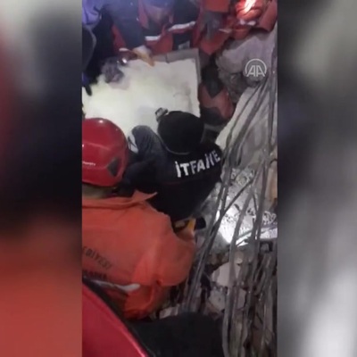7 yaşındaki Asya 95 saat sonra enkazdan çıkarıldı