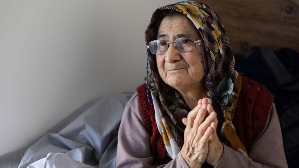 Deprem bölgesinde bıraktığı 7 çocuğu ve 12 torunu için gözyaşı döküyor