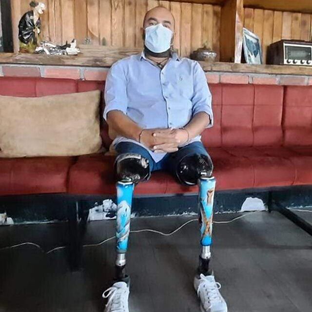 17 Ağustos'ta iki bacağını kaybetti, depremzedeler için bölgeye gitti