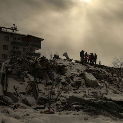 Alman görevli birkaç Türkçe kelimeye enkaz altındaki kadına seslendi