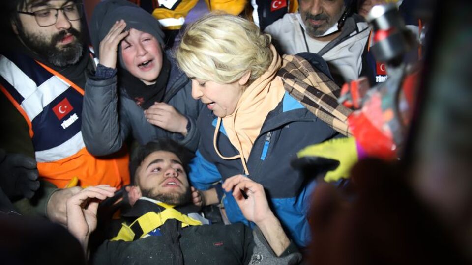 Enkaz altında 94 saat! 'Annemin çiçeklerini yedim!'