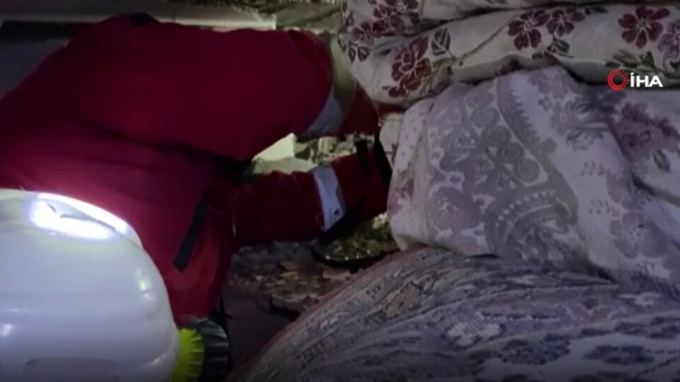 Enkaz altında artçılar eşliğinde duygulandıran diyalog