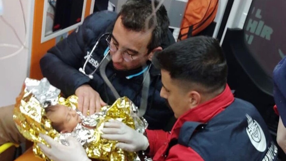 10 günlük bebek ve annesi de kurtarıldı!