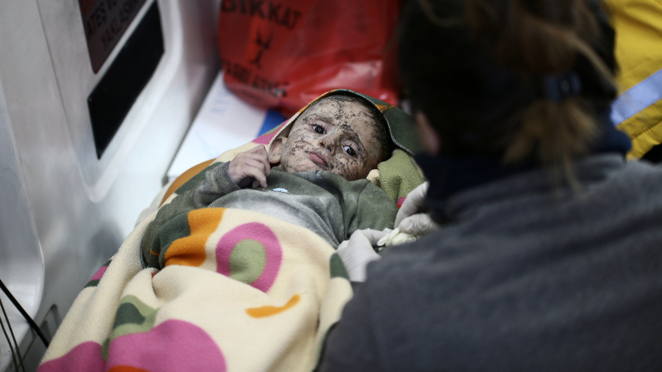 Sevinç gözyaşları Yusuf bebek için! 105'inci saatte kurtarıldı