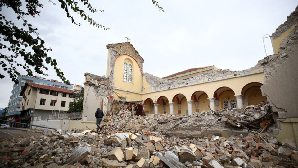 Depremin etkisiyle kiliseler de yıkıldı