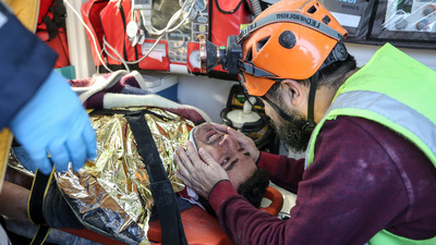 101 saat sonra enkazdan çıkarılan Hikmet: Bana sarılmadan gitme abi