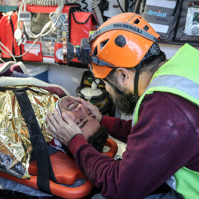 101 saat sonra enkazdan çıkarılan Hikmet: Bana sarılmadan gitme abi
