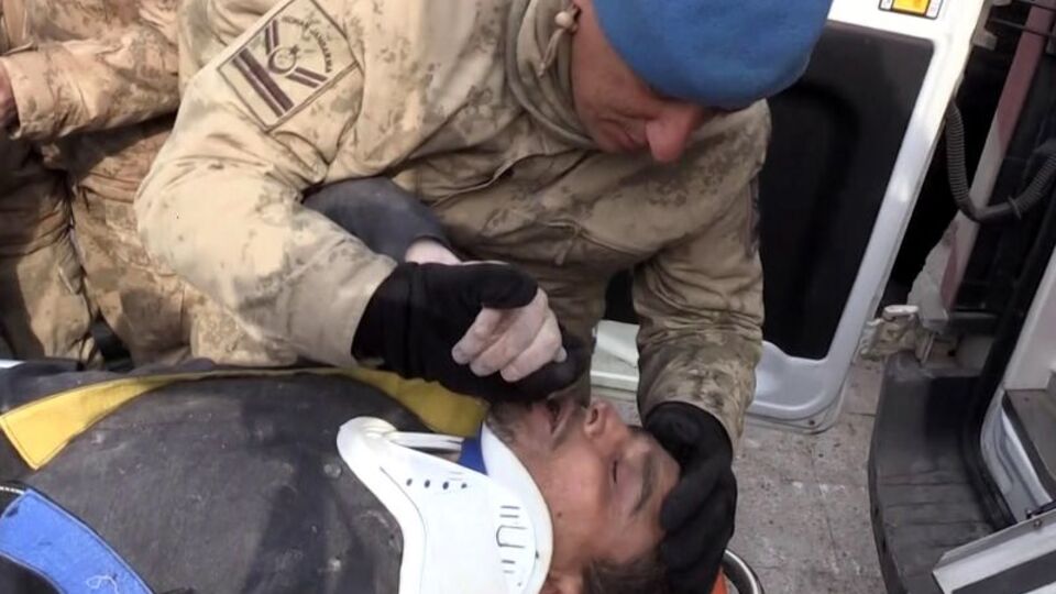 Enkazdan 104 saat sonra çıkarıldı! Kurtarma ekibindeki askerin elini öptü