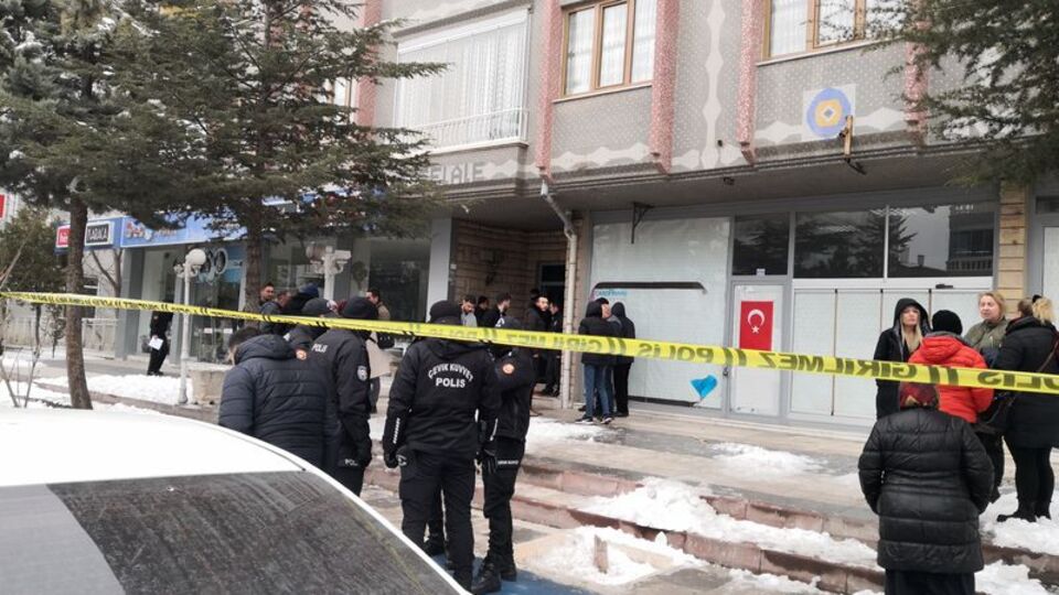 Aksaray'da depremde hasar alan bina tahliye edildi