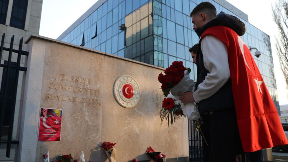 Saraybosna Büyükelçiliği'ne çiçekler bırakıldı