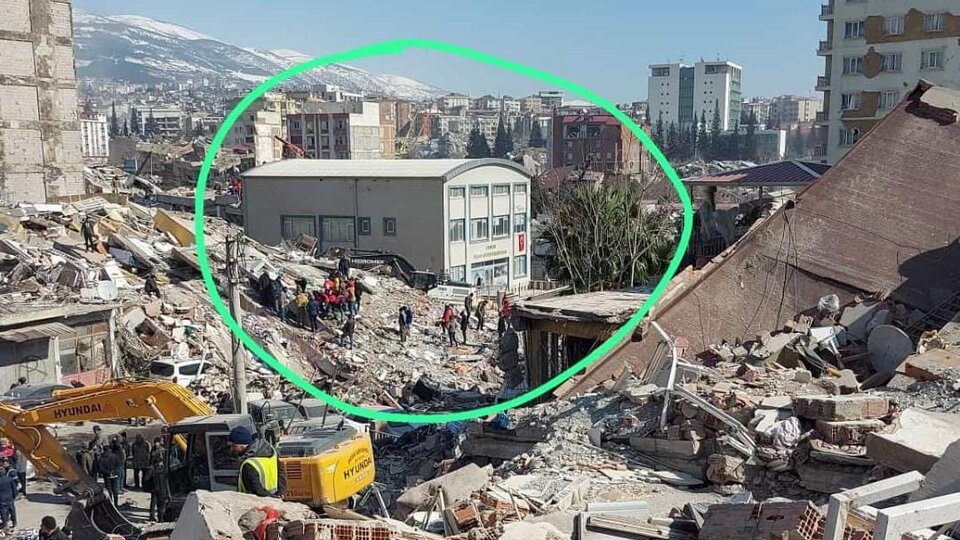 Bu bina dimdik ayakta çevresi yerle bir!