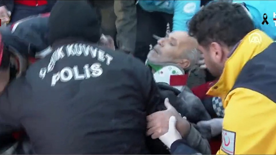 Depremin 121. saatinde gelen mucize kurtarılma haberi