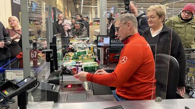 Depremzedeler için kasiyerlik yaptı