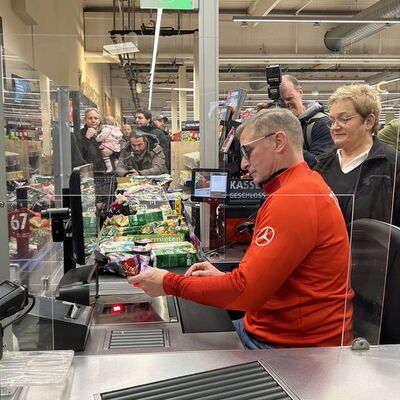 Depremzedeler için kasiyerlik yaptı