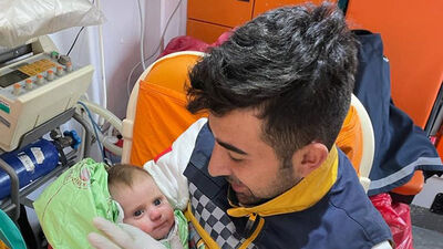 "Enkazdan çıkan bebek parmağımı emdi"