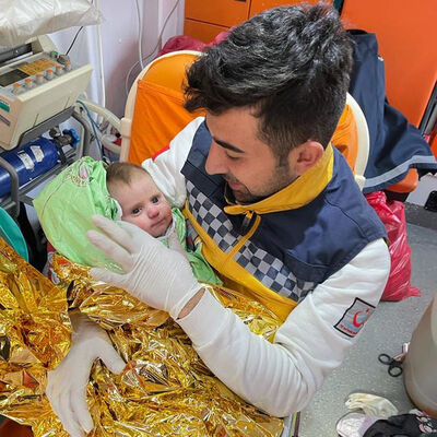 "Enkazdan çıkan bebek parmağımı emdi"