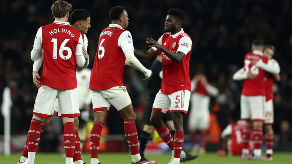 Lider Arsenal, puan kayıplarını sürdürdü!