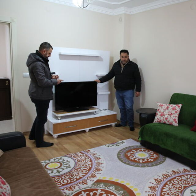 Ercişli emlakçılar depremzedeler için 12 daire hazırladı