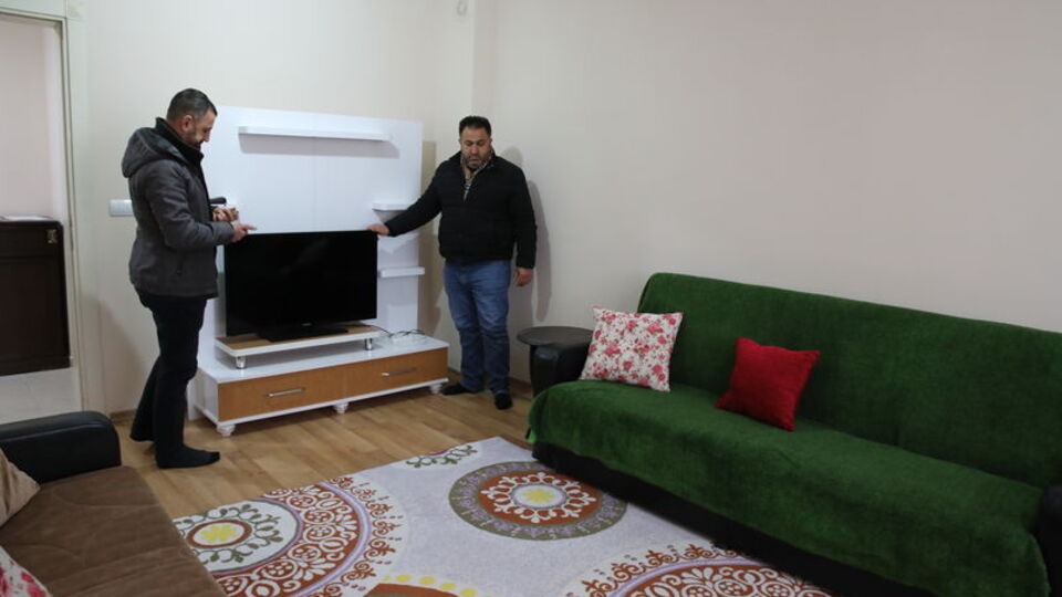 Ercişli emlakçılar depremzedeler için 12 daire hazırladı