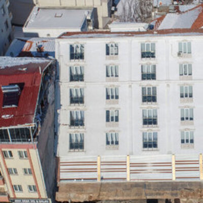 Adıyaman'da apartman tek parça halinde devrildi