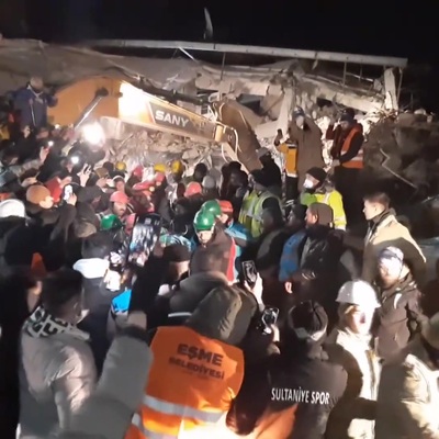 62 yaşındaki bir kişi 141 saat sonra enkazdan yaralı olarak kurtarıldı