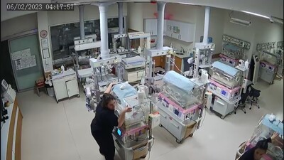 Deprem anında kuvözdeki bebekleri böyle korudular!