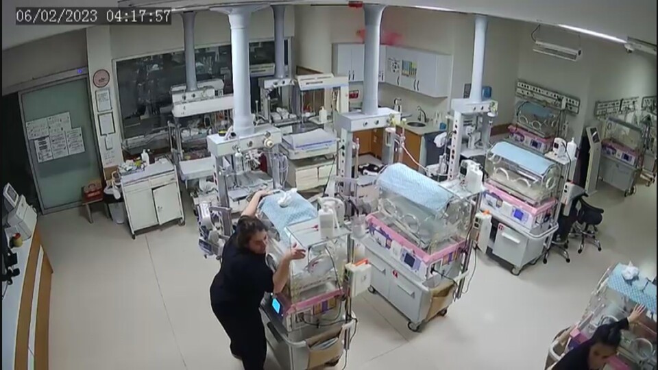 Deprem anında kuvözdeki bebekleri böyle korudular!