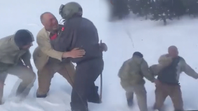 Askeri görünce sarıldı!