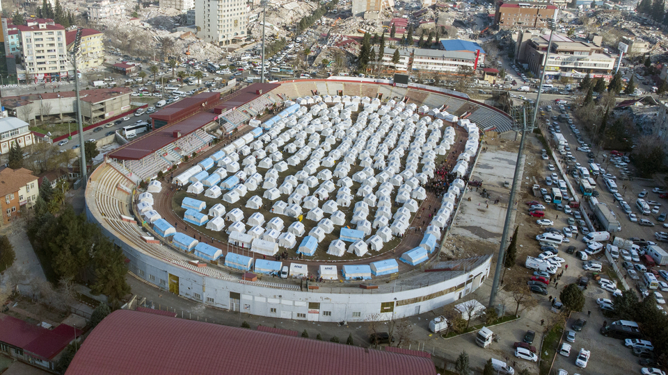 Yurtdışından deprem yardımı yapmak isteyenlere aracı oluyor