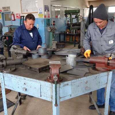 Öğretmenler çadır sobası üretiyor