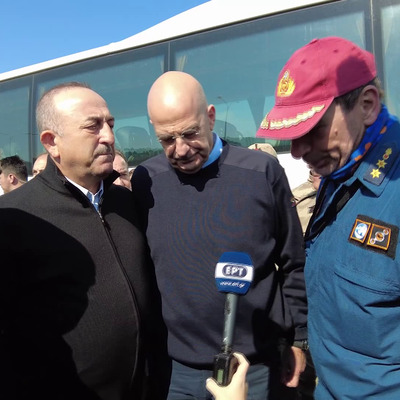 Bakan Çavuşoğlu, Yunan mevkidaşı Dendias ile Hatay'da yabancı arama kurtarma ekiplerini ziyaret etti