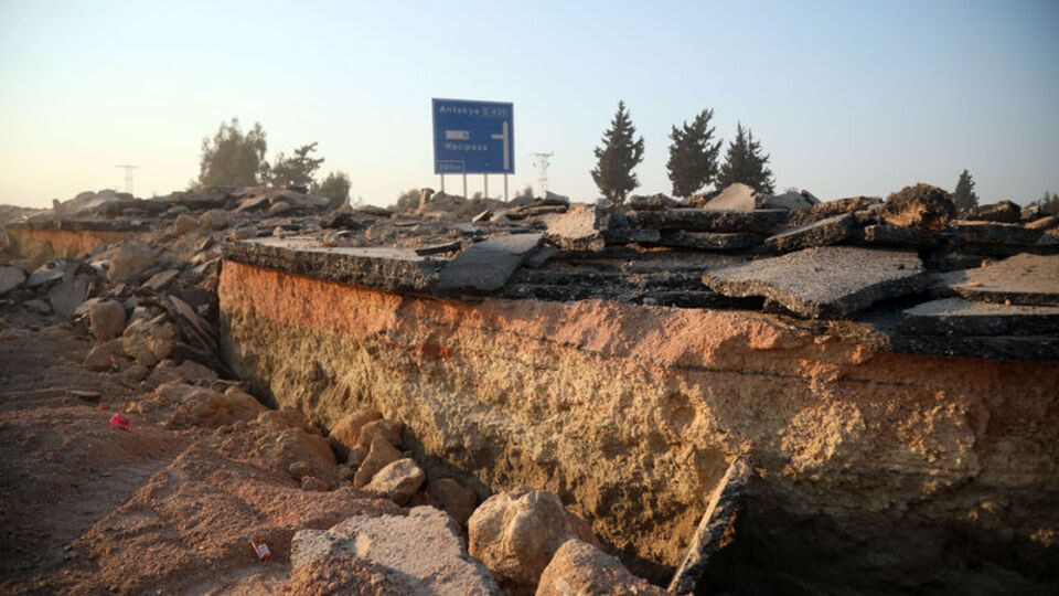 Deprem Antakya-Demirözü karayolunu yardı