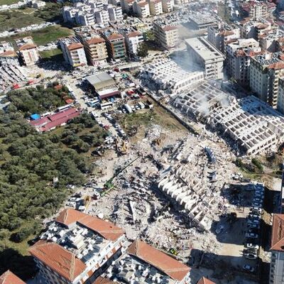 Macar ekip, Rönesans Rezidans'ın enkazından 12 kişiyi kurtardı