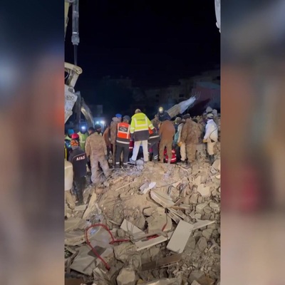 Enkaz altında kalan 62 yaşındaki kadın 163 saat sonra kurtarıldı
