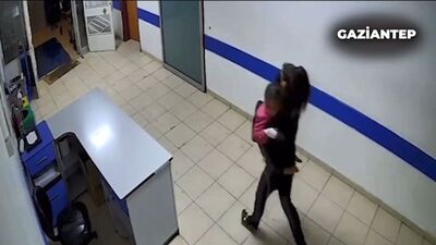 Kahraman hemşirenin deprem anında çocukları kurtarma çabası kamerada