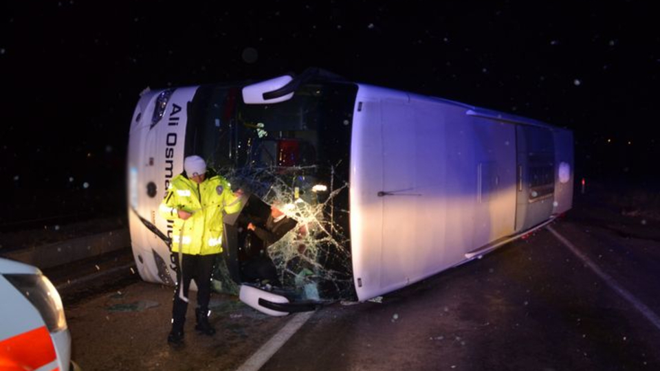 Kastamonu'da yolcu otobüsü devrildi: Yaralılar var