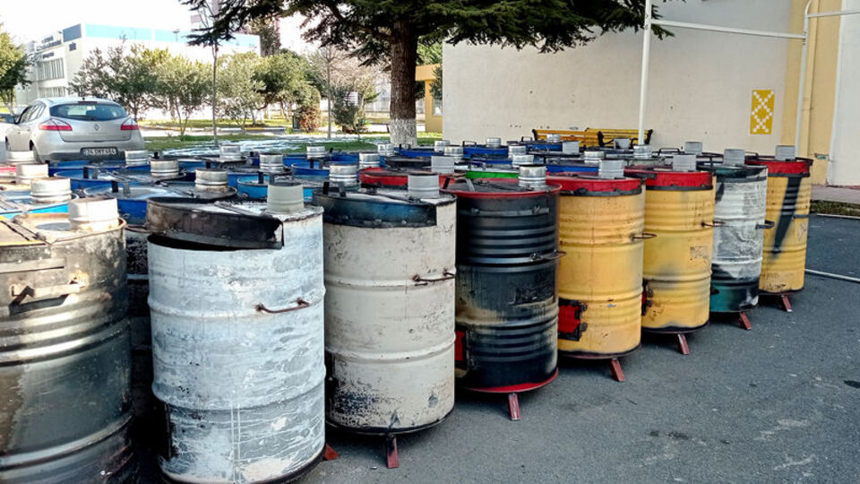 Öğrenciler depremzedelere soba üretiyor