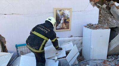 Yıkılan binanın duvarında düğün fotoğrafı kaldı