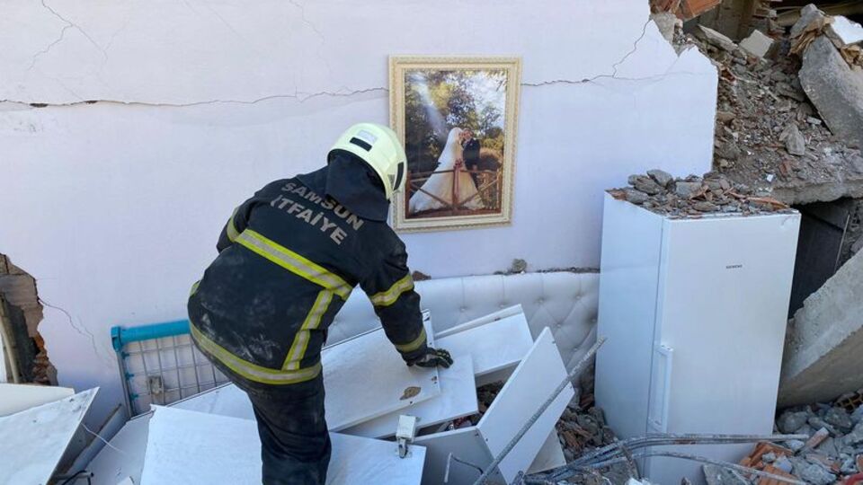 Yıkılan binanın duvarında düğün fotoğrafı kaldı