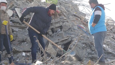 Çıktığı enkaza gönüllü olarak geri döndü