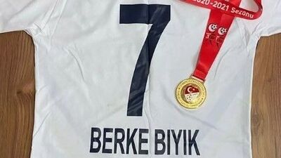 Depremzedeler için formasını sattı