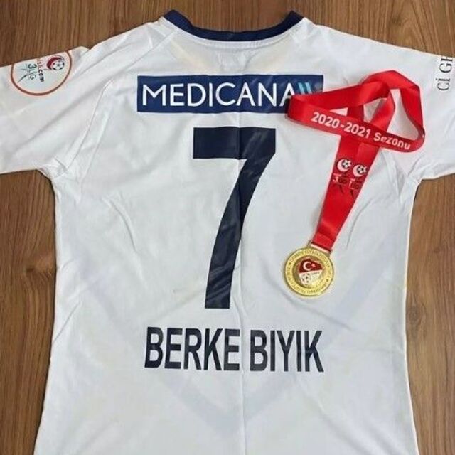 Depremzedeler için formasını sattı