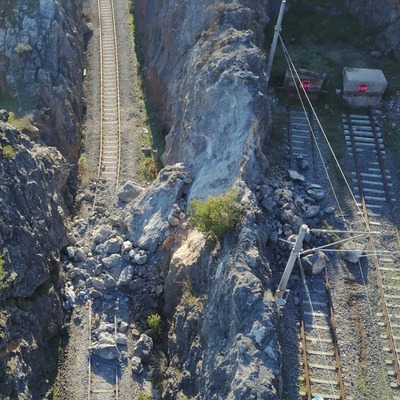Park halindeki trenler depremde devrildi