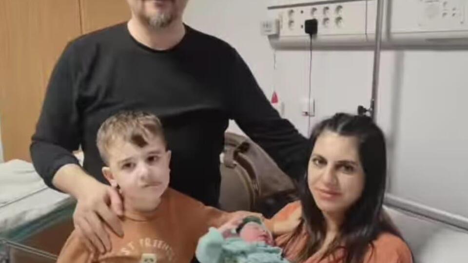 10 günlük bebeği ile enkazdan kurtuldu